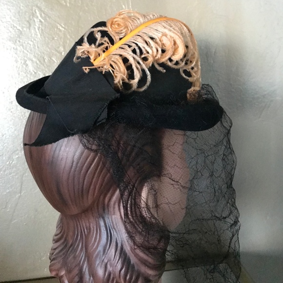 IMPOSING 1930S' BLACK FELT TILT FEDORA WITH GOLD OSTRICH FEATHER & INTACT VEIL - Picture 5 of 15